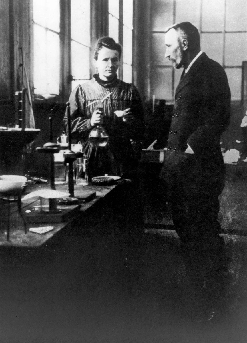 Marie e Pierre Curie no laboratório; registro do AIP Emilio Segrè Visual Archives.