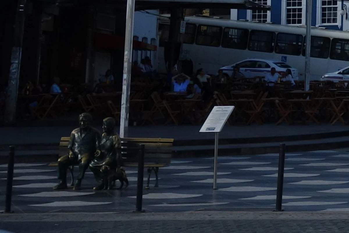 Escultura de Jorge Amado e Zélia Gattai em Salvador. A foto mostra uma homenagem pública ao casal.